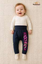 Teddy Lieblingslook – Girl boss – Babyhose für Mädchen: Navy mit Teddy-Druck am Hosenbein – Wunderknirps.