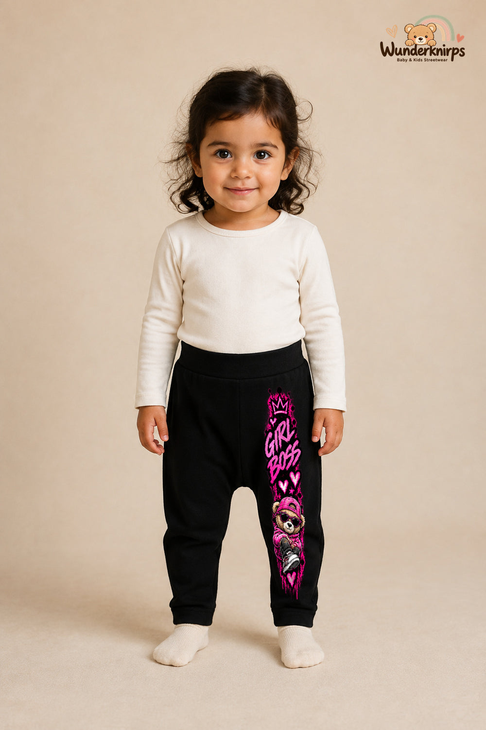 Teddy Lieblingslook – Girl boss – Babyhose für Mädchen: Schwarz mit Teddy-Druck am Hosenbein – Wunderknirps.
