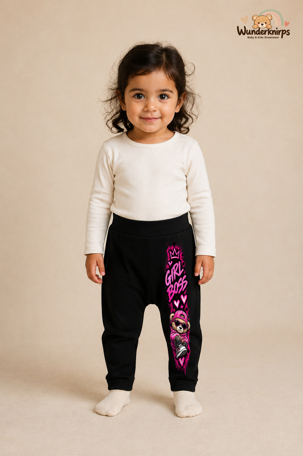 Teddy Lieblingslook – Girl boss – Babyhose für Mädchen: Schwarz mit Teddy-Druck am Hosenbein – Wunderknirps.