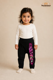 Teddy Lieblingslook – Girl boss – Babyhose für Mädchen: Schwarz mit Teddy-Druck am Hosenbein – Wunderknirps.