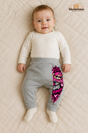Girl power: Teddy für kleine Entdecker – Babyhose für Jungen: Grau meliert mit Teddy-Druck am Hosenbein – Wunderknirps.