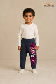 Girl power: Teddy für kleine Entdecker – Babyhose für Jungen: Navy mit Teddy-Druck am Hosenbein – Wunderknirps.