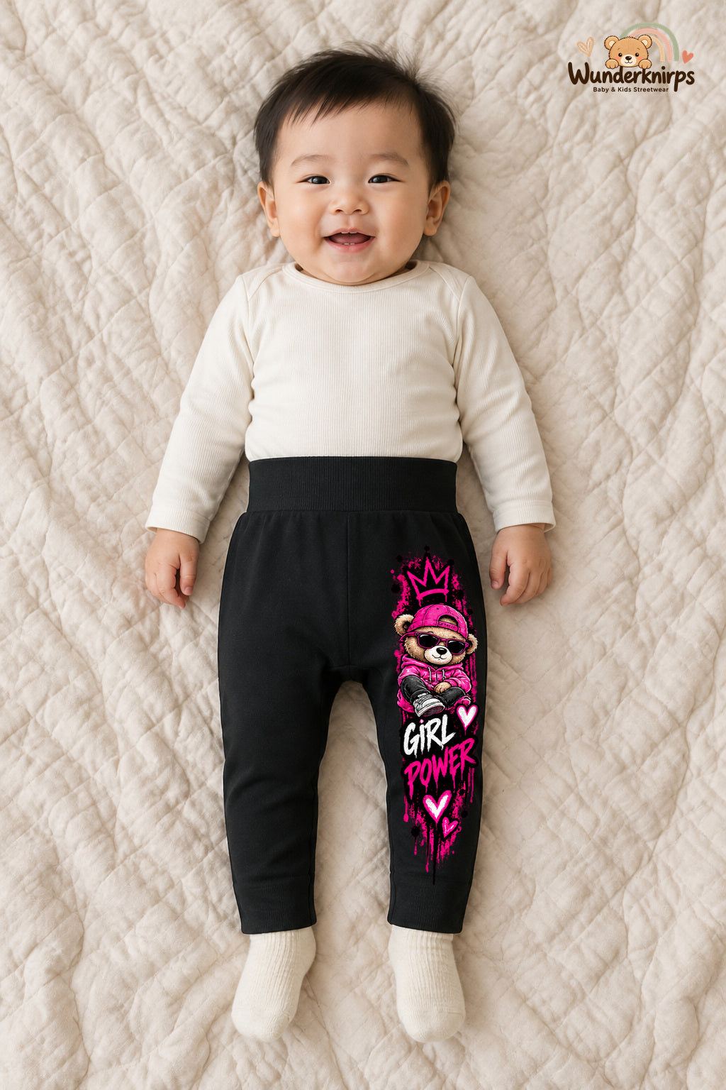 Girl power: Teddy für kleine Entdecker – Babyhose für Jungen: Schwarz mit Teddy-Druck am Hosenbein – Wunderknirps.