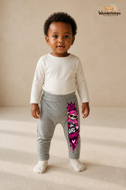 Girl power – Teddy mit Persönlichkeit – Babyhose für Mädchen: Grau meliert mit Teddy-Druck am Hosenbein – Wunderknirps.
