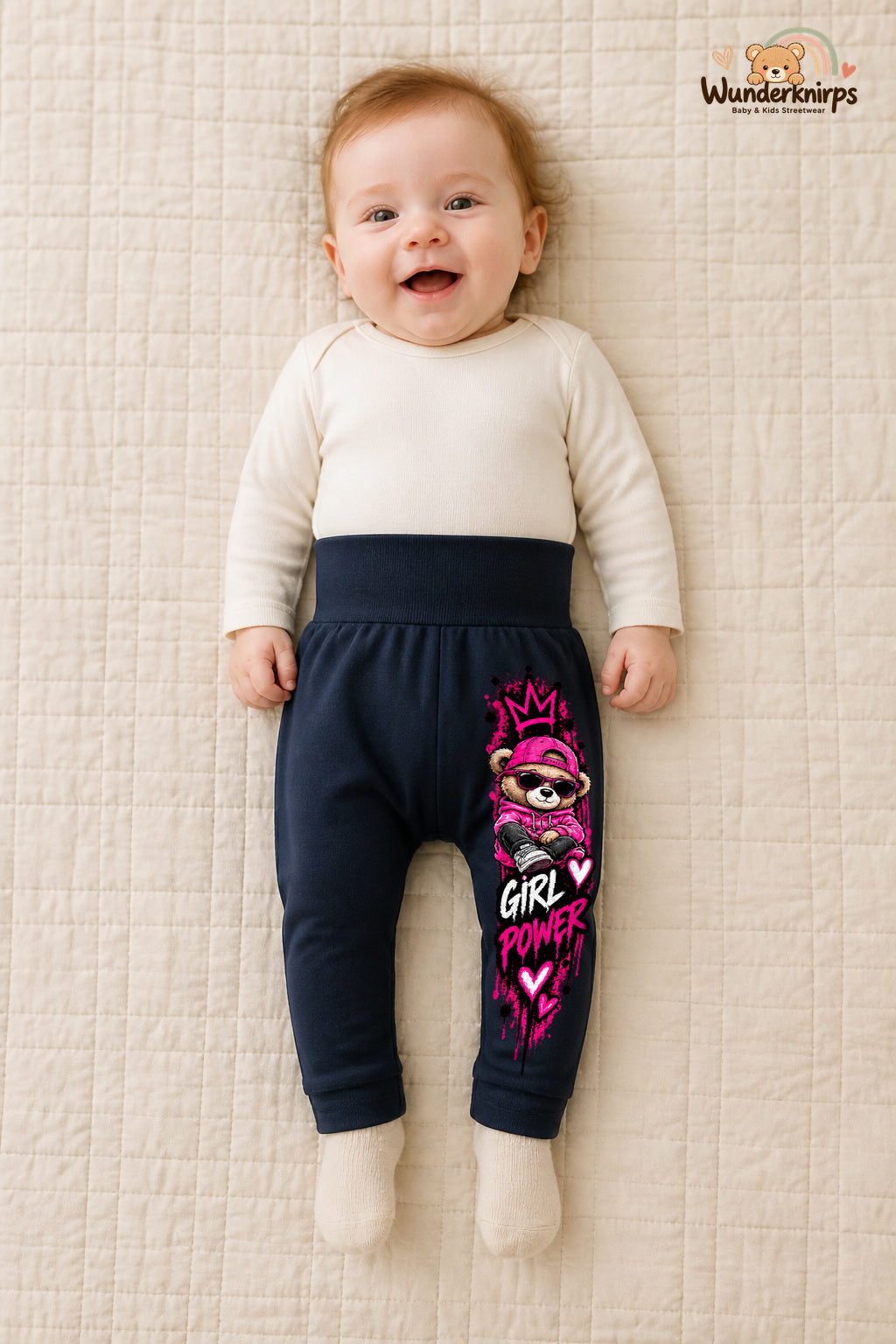 Girl power – Teddy mit Persönlichkeit – Babyhose für Mädchen: Navy mit Teddy-Druck am Hosenbein – Wunderknirps.