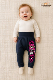 Girl power – Teddy mit Persönlichkeit – Babyhose für Mädchen: Navy mit Teddy-Druck am Hosenbein – Wunderknirps.