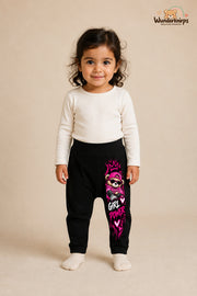Girl power – Teddy mit Persönlichkeit – Babyhose für Mädchen: Schwarz mit Teddy-Druck am Hosenbein – Wunderknirps.