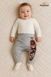 Freunde machen das leben bunter: Teddy für kleine Entdecker – Babyhose für Jungen: Grau meliert mit Teddy-Druck am Hosenbein – Wunderknirps.
