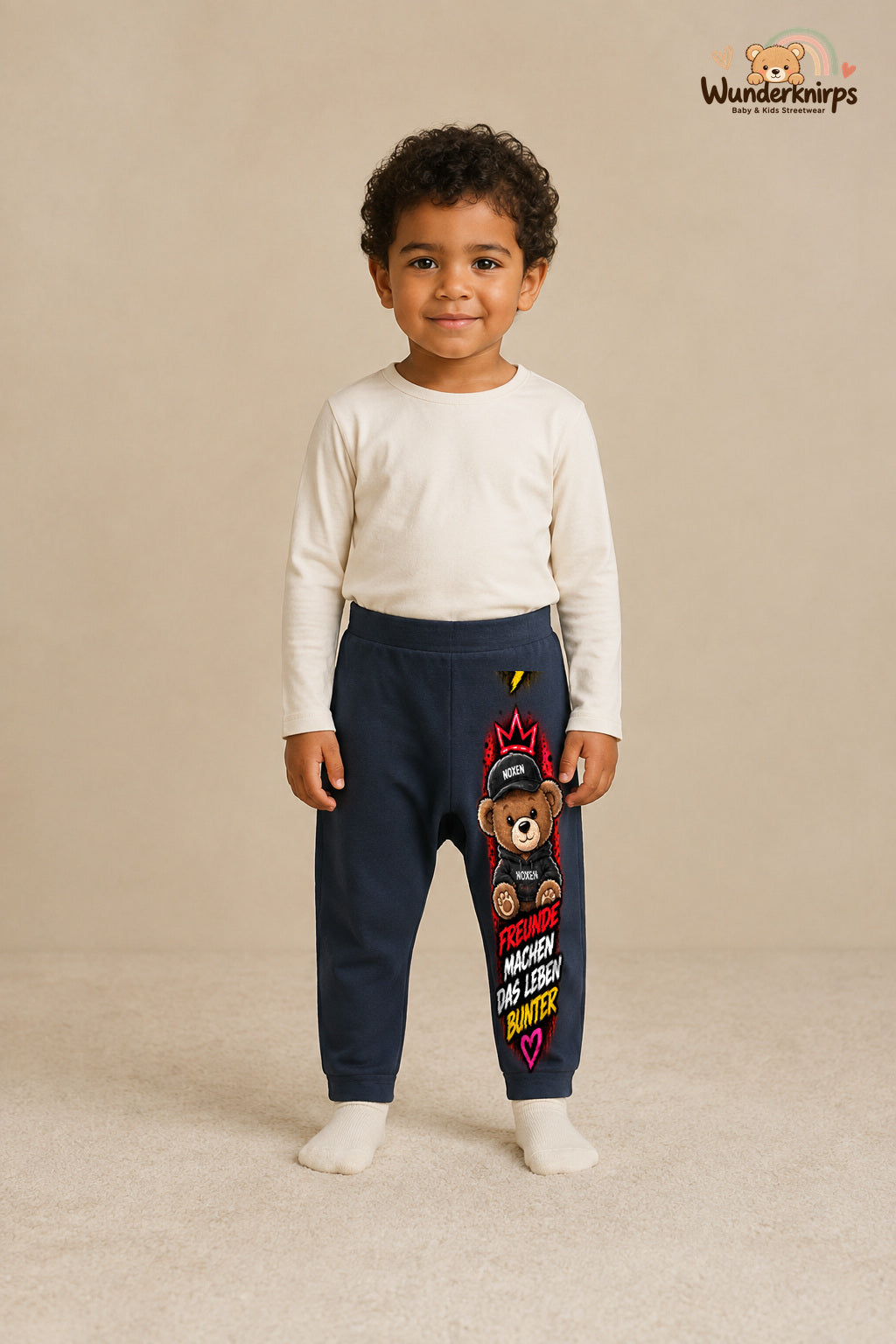 Freunde machen das leben bunter: Teddy für kleine Entdecker – Babyhose für Jungen: Navy mit Teddy-Druck am Hosenbein – Wunderknirps.