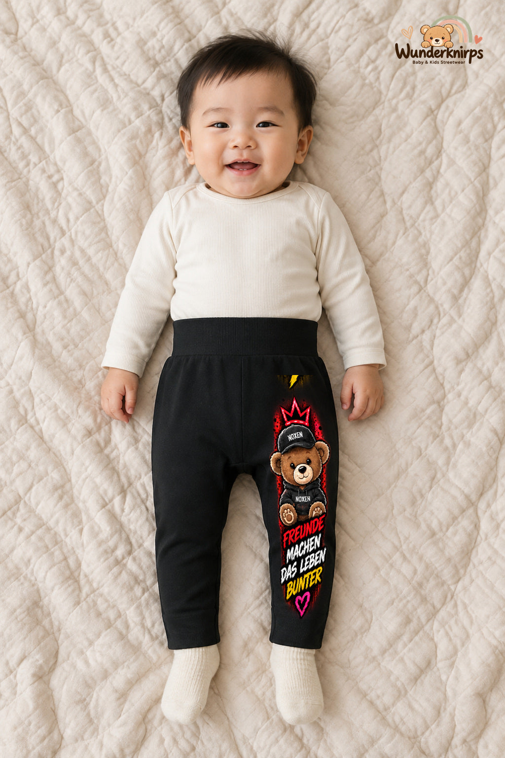 Freunde machen das leben bunter: Teddy für kleine Entdecker – Babyhose für Jungen: Schwarz mit Teddy-Druck am Hosenbein – Wunderknirps.