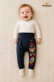 Freunde machen das leben bunter – Teddy mit Persönlichkeit – Babyhose für Mädchen: Navy mit Teddy-Druck am Hosenbein – Wunderknirps.