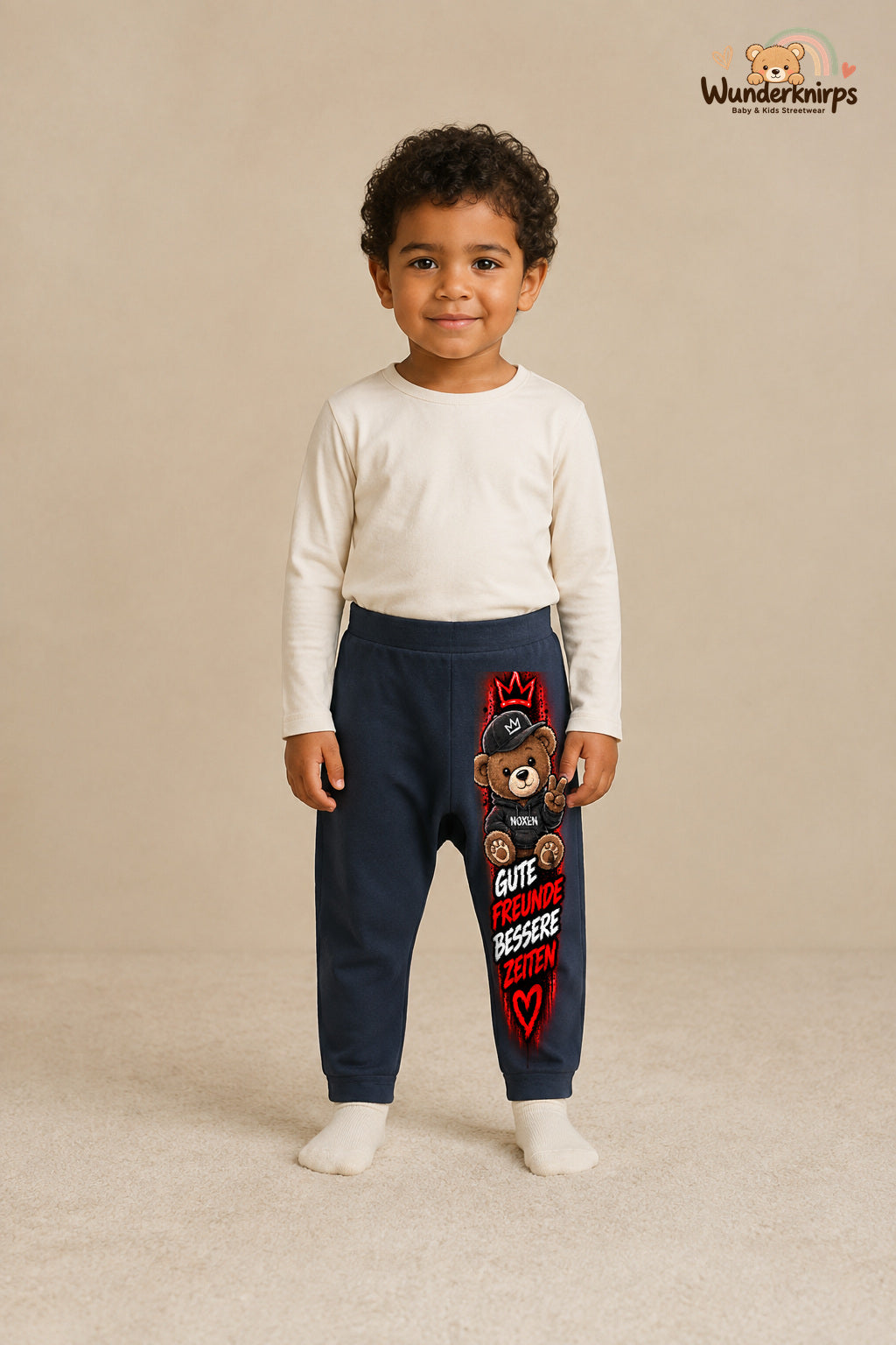 Teddy Alltagsheld – Gute freunde bessere zeiten – Babyhose für Jungen: Navy mit Teddy-Druck am Hosenbein – Wunderknirps.