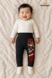 Teddy Alltagsheld – Gute freunde bessere zeiten – Babyhose für Jungen: Schwarz mit Teddy-Druck am Hosenbein – Wunderknirps.