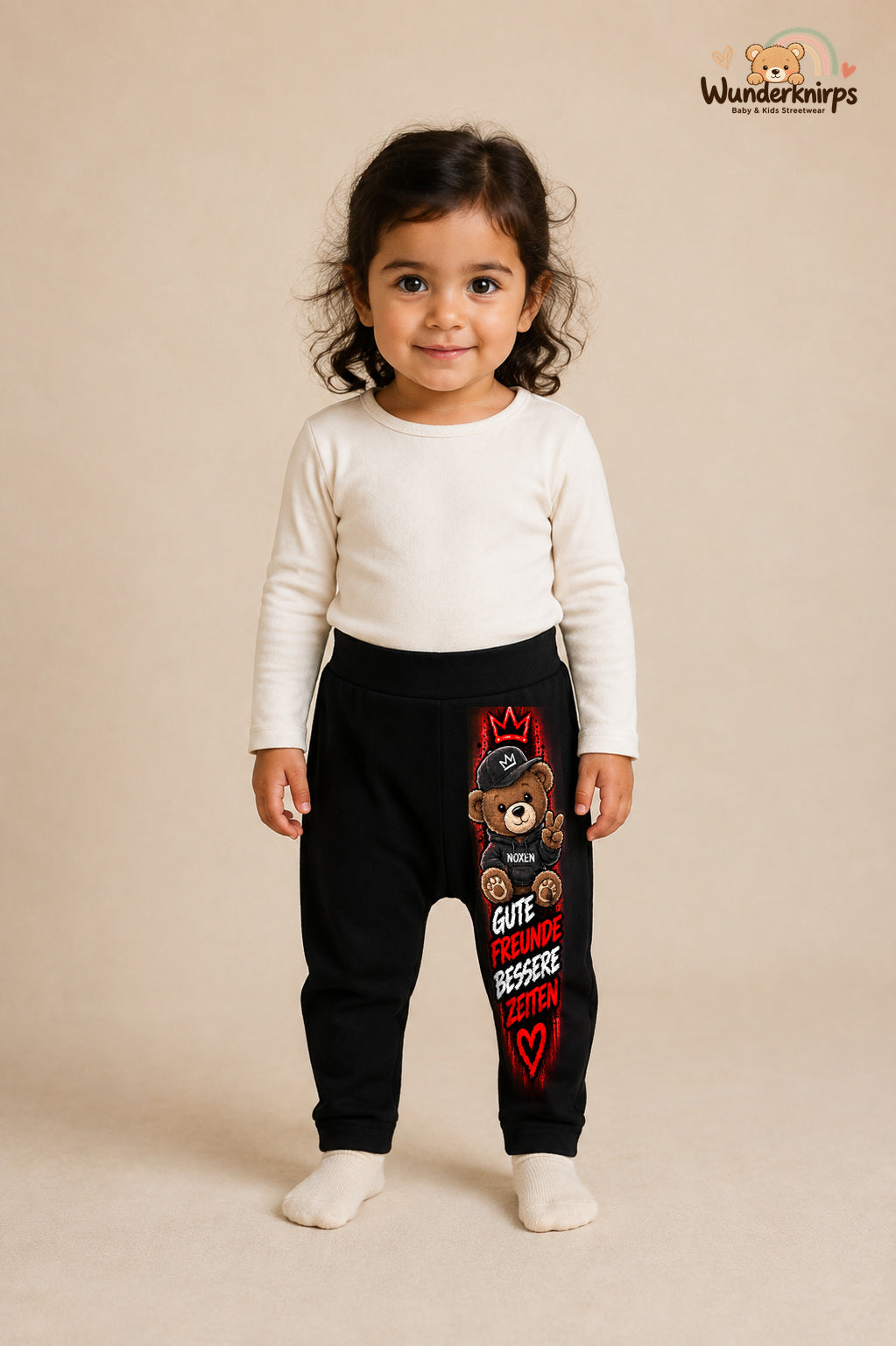 Teddy Traumlook – Gute freunde bessere zeiten – Babyhose für Mädchen: Schwarz mit Teddy-Druck am Hosenbein – Wunderknirps.