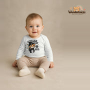Babybody für Jungen in Weiß mit Motiv „The Mini Crew“, getragen von einem Kind – Wunderknirps.
