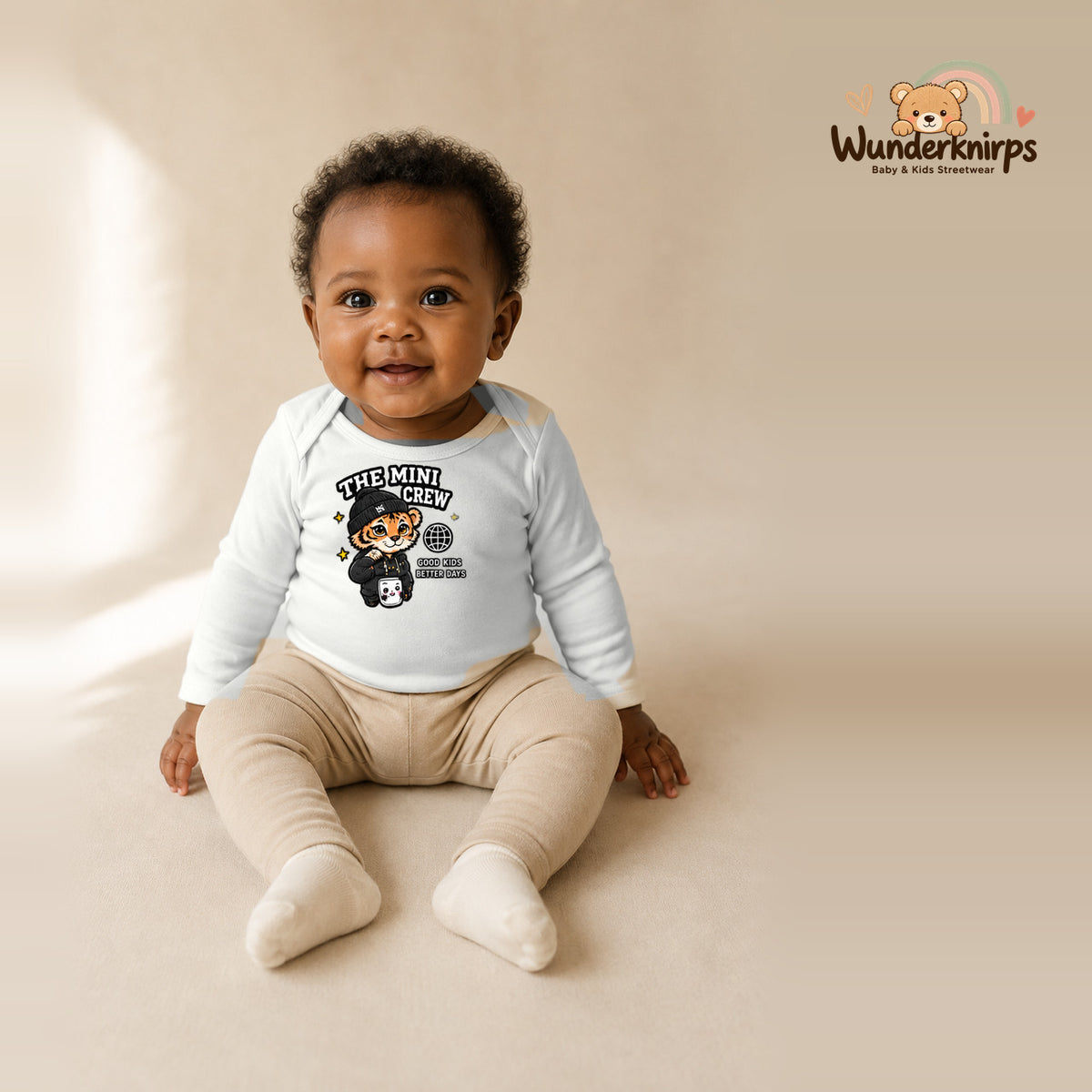 Babybody für Mädchen in Weiß mit Motiv „The Mini Crew“, getragen von einem Kind – Wunderknirps.