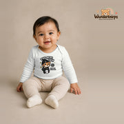 Babybody für Mädchen in Weiß mit Motiv „The Mini Crew“, getragen von einem Kind – Wunderknirps.
