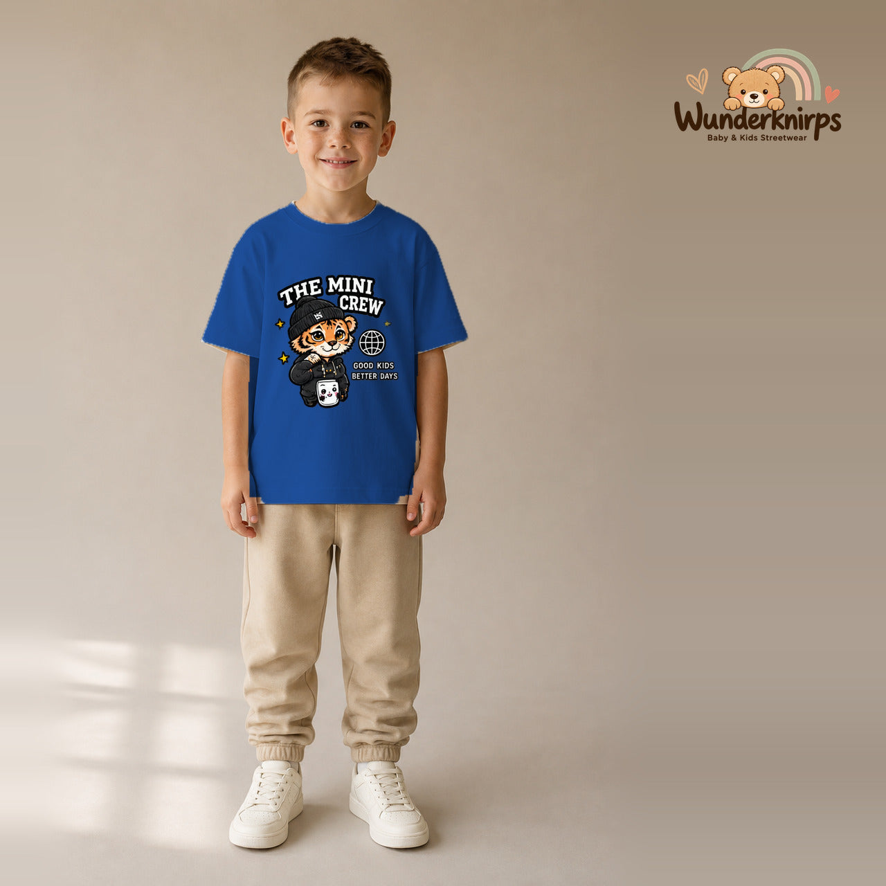 T-Shirt für Jungen in Blau mit Motiv „The Mini Crew“, getragen von einem Kind – Wunderknirps.