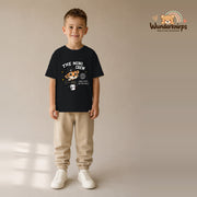 T-Shirt für Jungen in Schwarz mit Motiv „The Mini Crew“, getragen von einem Kind – Wunderknirps.