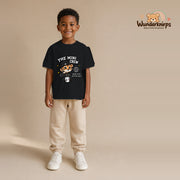 T-Shirt für Jungen in Schwarz mit Motiv „The Mini Crew“, getragen von einem Kind – Wunderknirps.