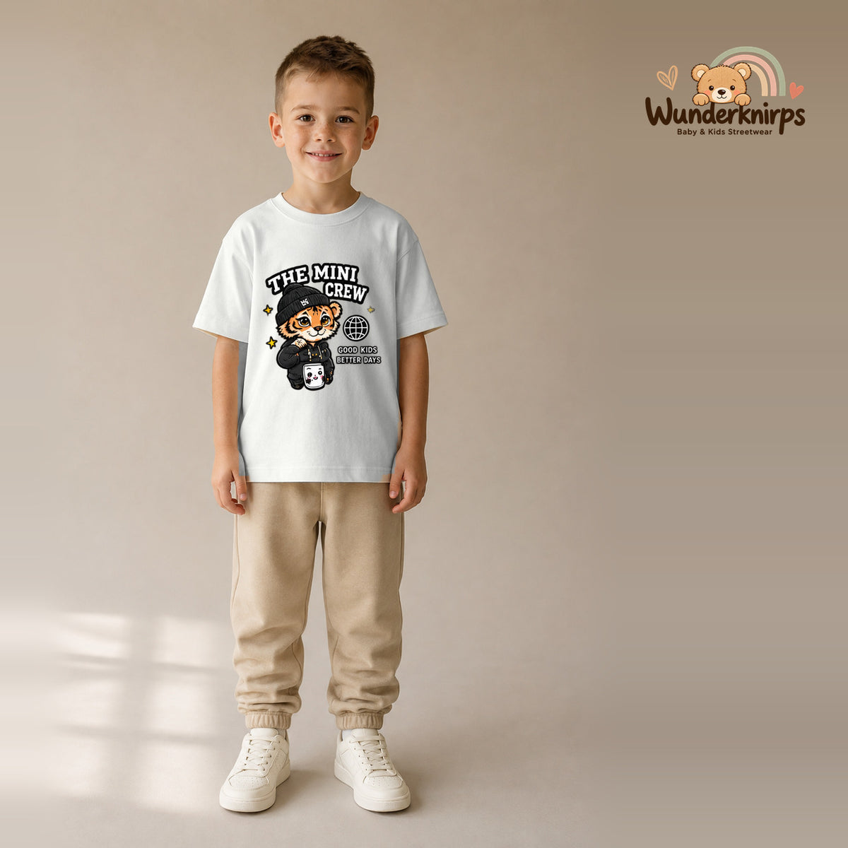 T-Shirt für Jungen in Weiß mit Motiv „The Mini Crew“, getragen von einem Kind – Wunderknirps.