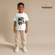 T-Shirt für Jungen in Weiß mit Motiv „The Mini Crew“, getragen von einem Kind – Wunderknirps.