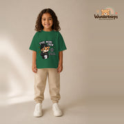 T-Shirt für Mädchen in Grün mit Motiv „The Mini Crew“, getragen von einem Kind – Wunderknirps.