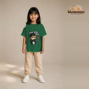 T-Shirt für Mädchen in Grün mit Motiv „The Mini Crew“, getragen von einem Kind – Wunderknirps.