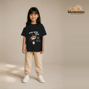 T-Shirt für Mädchen in Schwarz mit Motiv „The Mini Crew“, getragen von einem Kind – Wunderknirps.