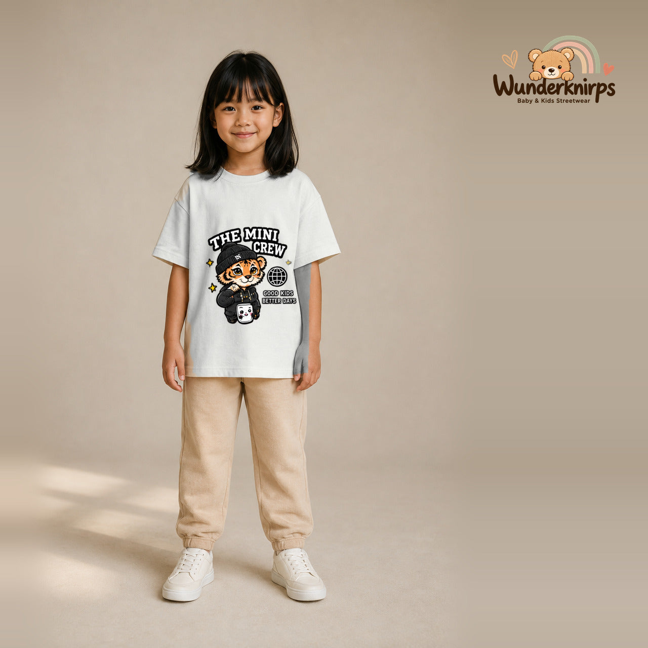 T-Shirt für Mädchen in Weiß mit Motiv „The Mini Crew“, getragen von einem Kind – Wunderknirps.