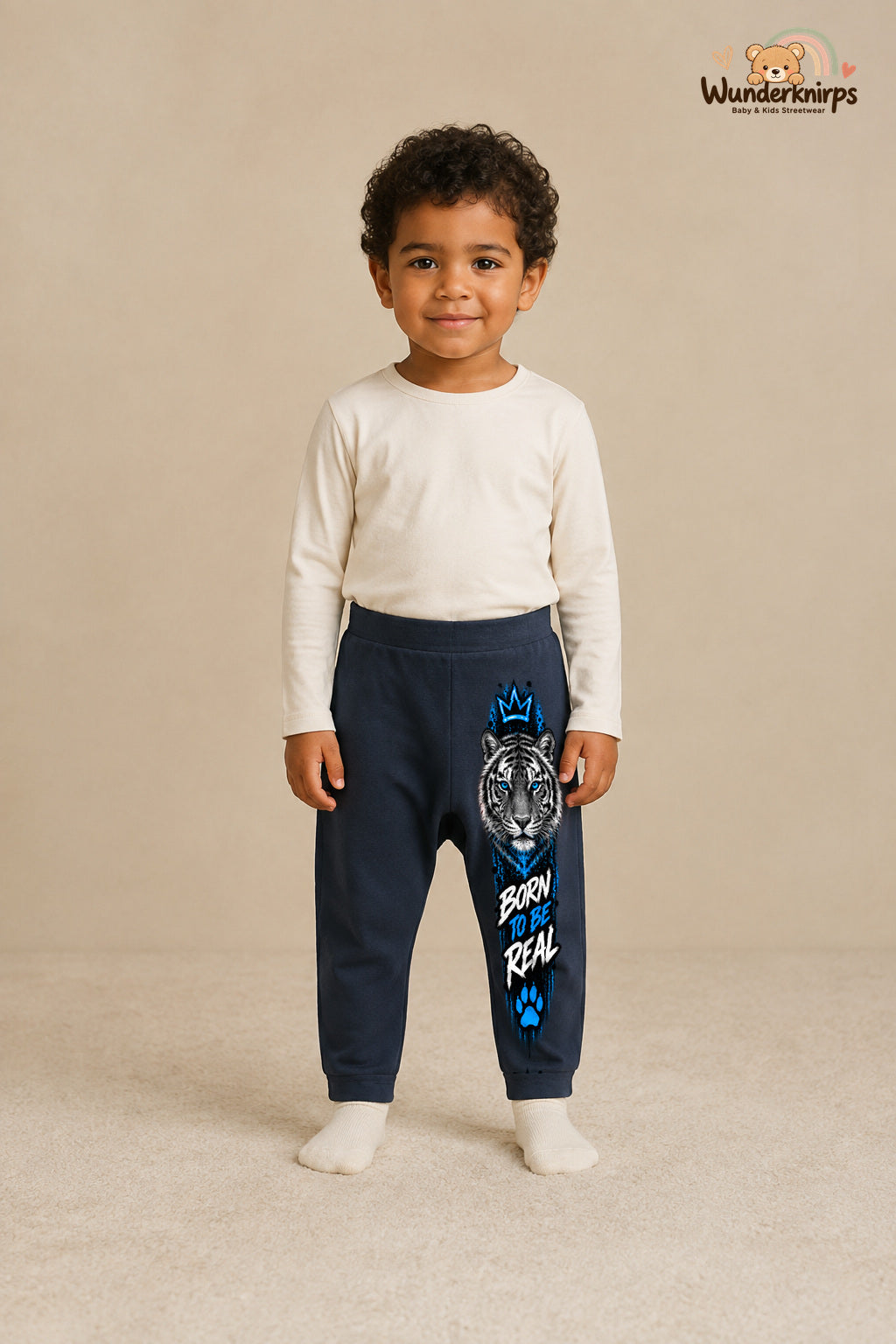 Born to be real – Babyhose mit dem Motiv Tiger – für Jungen: Navy mit Tiger-Druck am Hosenbein – Wunderknirps.