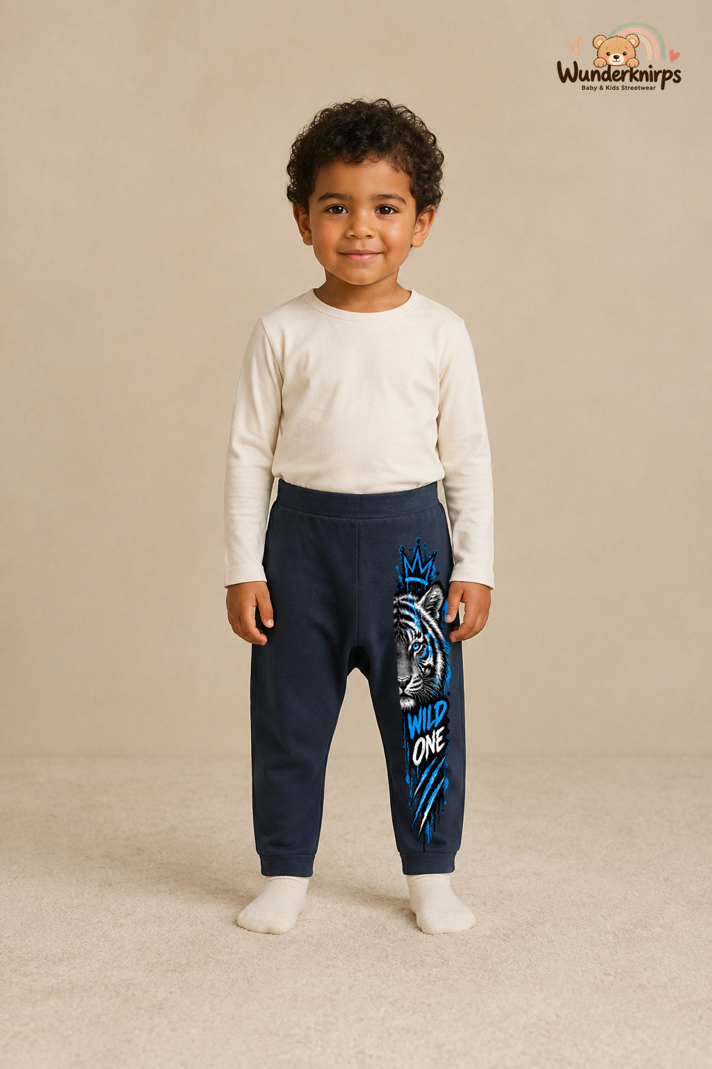Tiger Alltagsheld – Wild one – Babyhose für Jungen: Navy mit Tiger-Druck am Hosenbein – Wunderknirps.