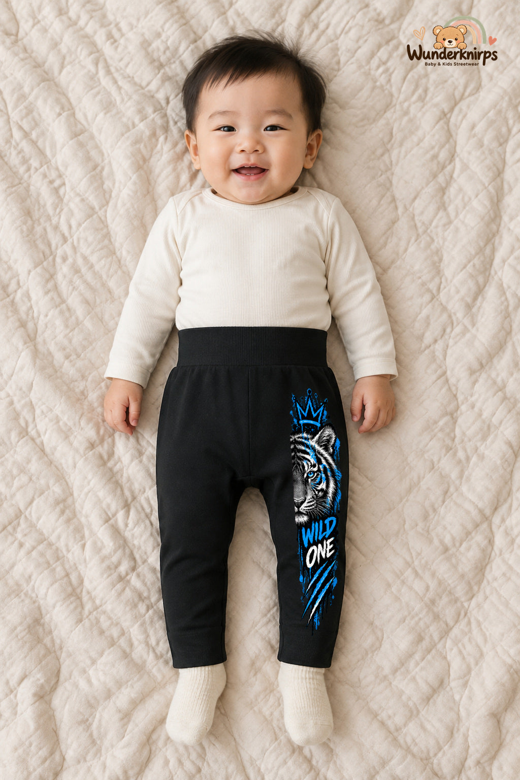 Tiger Alltagsheld – Wild one – Babyhose für Jungen: Schwarz mit Tiger-Druck am Hosenbein – Wunderknirps.