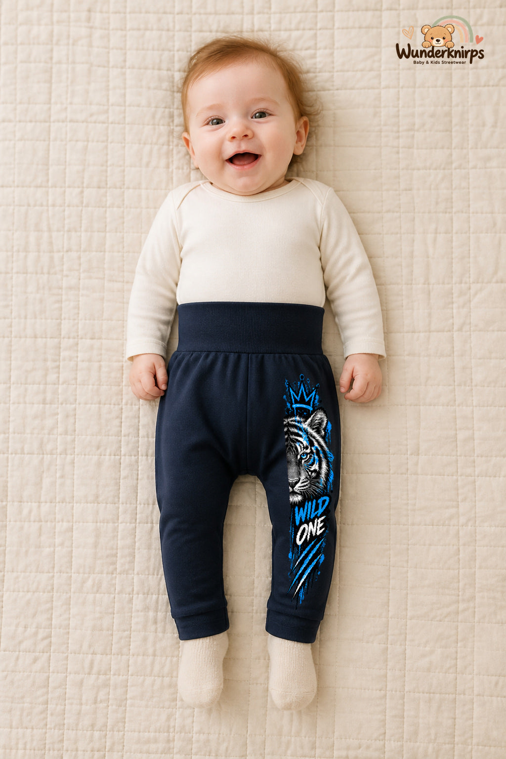 Tiger Traumlook – Wild one – Babyhose für Mädchen: Navy mit Tiger-Druck am Hosenbein – Wunderknirps.