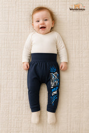 Tiger Traumlook – Wild one – Babyhose für Mädchen: Navy mit Tiger-Druck am Hosenbein – Wunderknirps.