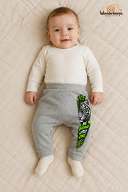 Be brave little one – Babyhose mit dem Motiv Tiger – für Jungen: Grau meliert mit Tiger-Druck am Hosenbein – Wunderknirps.