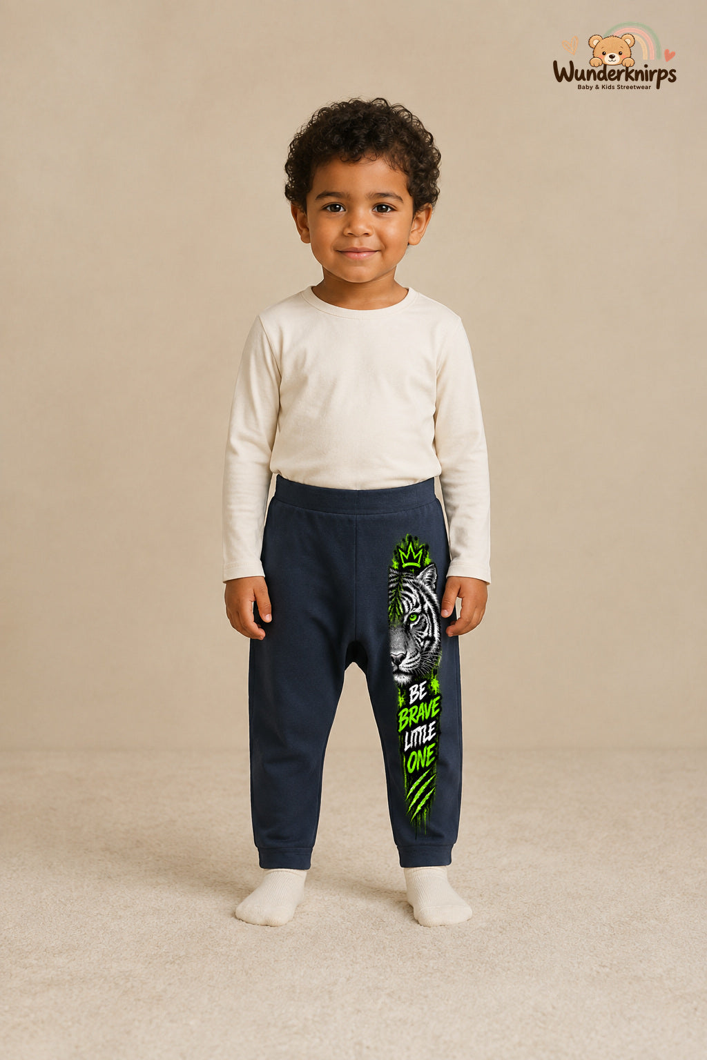 Be brave little one – Babyhose mit dem Motiv Tiger – für Jungen: Navy mit Tiger-Druck am Hosenbein – Wunderknirps.