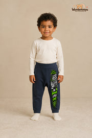 Be brave little one – Babyhose mit dem Motiv Tiger – für Jungen: Navy mit Tiger-Druck am Hosenbein – Wunderknirps.