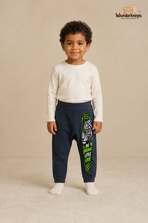 Be brave little one – Babyhose mit dem Motiv Tiger – für Jungen: Navy mit Tiger-Druck am Hosenbein – Wunderknirps.