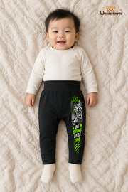 Be brave little one – Babyhose mit dem Motiv Tiger – für Jungen: Schwarz mit Tiger-Druck am Hosenbein – Wunderknirps.