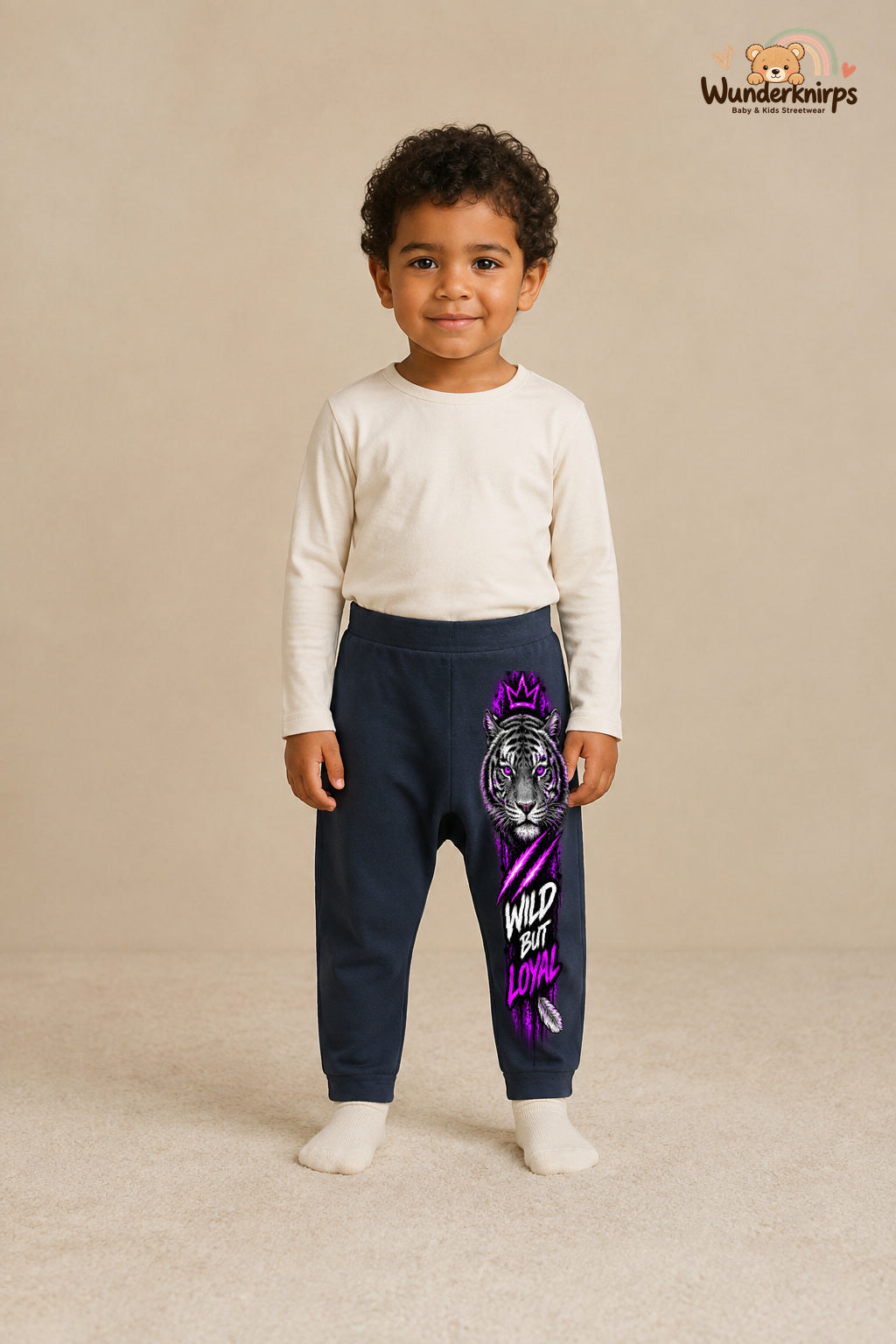 Tiger Alltagsheld – Wild but loyal – Babyhose für Jungen: Navy mit Tiger-Druck am Hosenbein – Wunderknirps.
