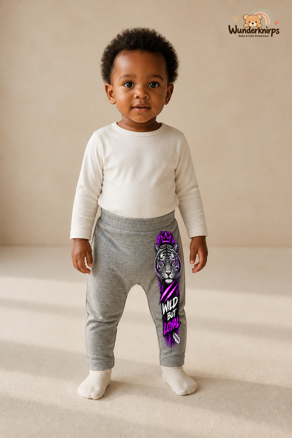 Tiger Traumlook – Wild but loyal – Babyhose für Mädchen: Grau meliert mit Tiger-Druck am Hosenbein – Wunderknirps.