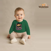 Babybody für Jungen in Grün mit Motiv „Tiny Trouble“, getragen von einem Kind – Wunderknirps.