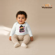 Babybody für Jungen in Weiß mit Motiv „Tiny Trouble“, getragen von einem Kind – Wunderknirps.