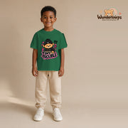T-Shirt für Jungen in Grün mit Motiv „Tiny Trouble“, getragen von einem Kind – Wunderknirps.
