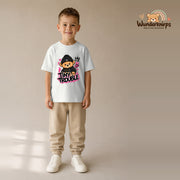 T-Shirt für Jungen in Weiß mit Motiv „Tiny Trouble“, getragen von einem Kind – Wunderknirps.