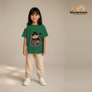 T-Shirt für Mädchen in Grün mit Motiv „Tiny Trouble“, getragen von einem Kind – Wunderknirps.