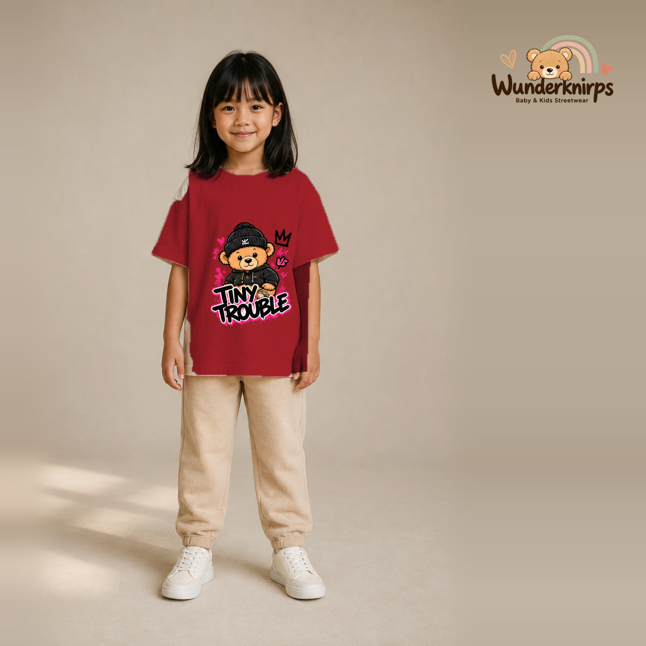 T-Shirt für Mädchen in Rot mit Motiv „Tiny Trouble“, getragen von einem Kind – Wunderknirps.