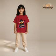 T-Shirt für Mädchen in Rot mit Motiv „Tiny Trouble“, getragen von einem Kind – Wunderknirps.