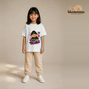 T-Shirt für Mädchen in Weiß mit Motiv „Tiny Trouble“, getragen von einem Kind – Wunderknirps.